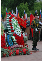 Депутаты городской Думы возложили цветы к мемориалу защитников Отечества
